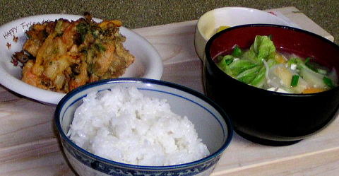 お昼ごはんに森のくまさんを炊いてたっぷり野菜の味噌汁と車海老のかき揚げをいただきました